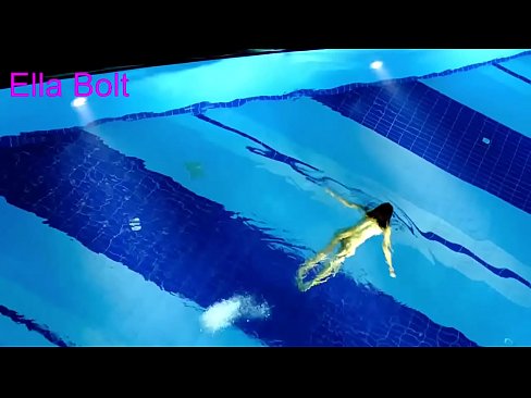 ❤️ मी पाहणे थांबवू शकत नाही, तरुण गोरा ELLA BOLT रिसॉर्ट पूलमध्ये नग्न पोहताना पकडला गेला गुदद्वारासंबंधीचा अश्लील